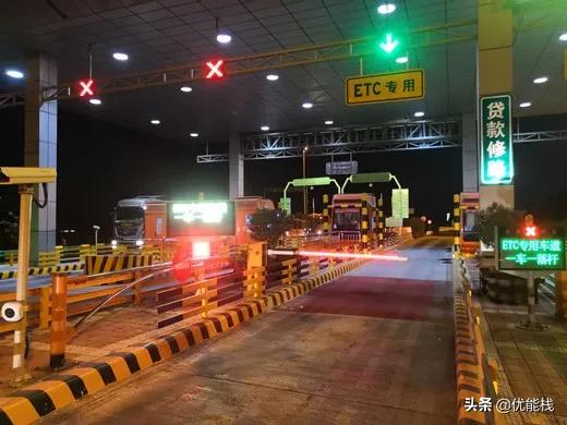 臨潼管理所豁口收費(fèi)站車(chē)道安裝LED燈帶